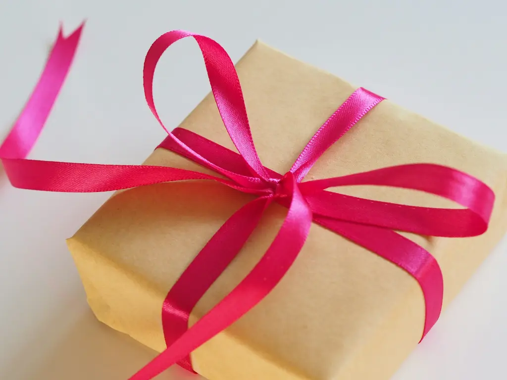 unsplash_f94JPVrDbnY_gift.webp
